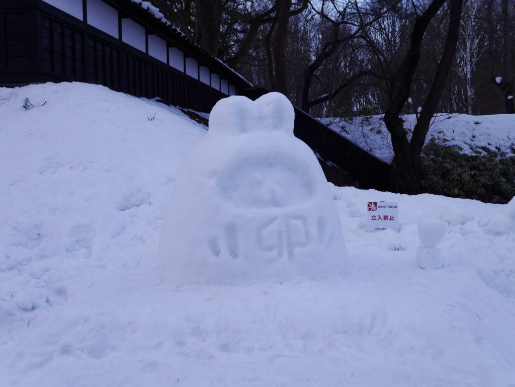 弘前城雪燈籠まつりの見どころは？注目の雪像と雪明かりの幻想的な景色